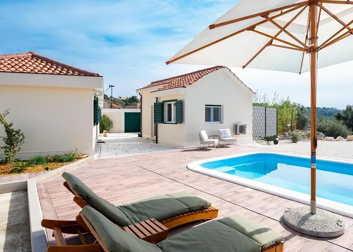 Skriveni Dragulj - A Peaceful Oasis With A Sea View Трогир