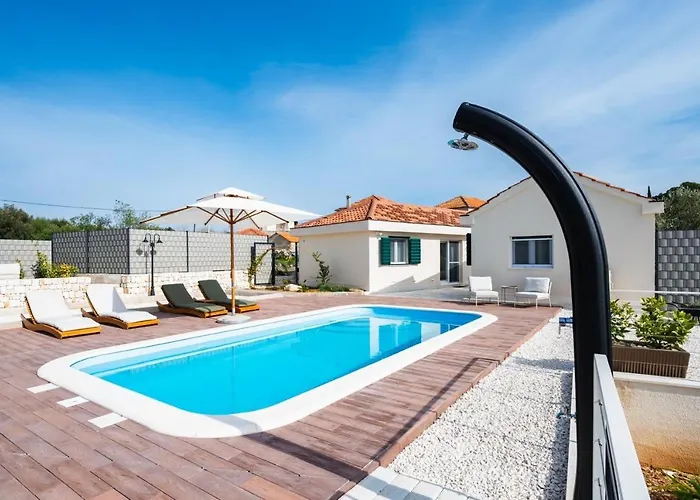 Skriveni Dragulj - A Peaceful Oasis With A Sea View * Трогир