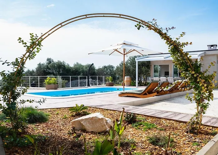 Skriveni Dragulj - A Peaceful Oasis With A Sea View Вилла Трогир