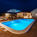 Skriveni Dragulj - A Peaceful Oasis With A Sea View Trogir